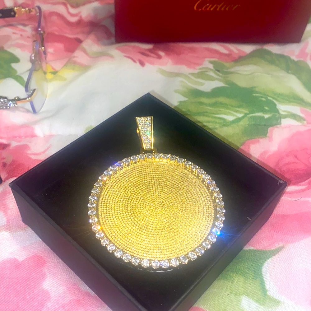 Gold Picture Charm With Clear Cover (NICE)